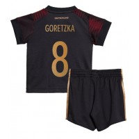 Tyskland Leon Goretzka #8 Fotballklær Bortedraktsett Barn VM 2022 Kortermet (+ korte bukser)